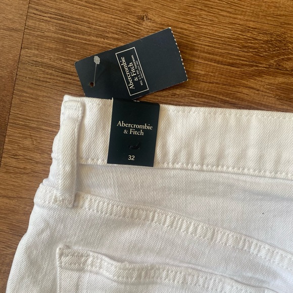 A&F Men’s White Shorts - Picture 4 of 5